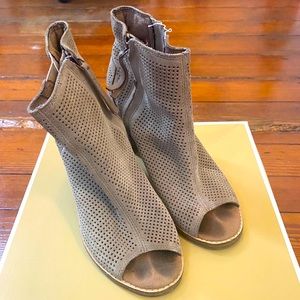 TOMS Women’s Majorca Peep Toe Bootie